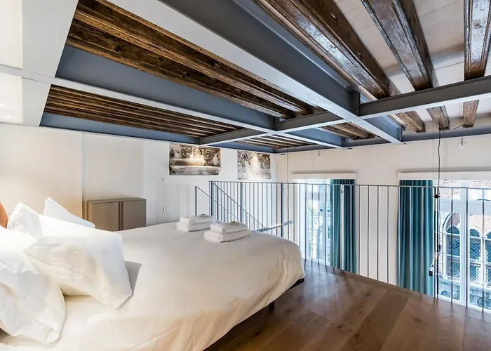 Imperial Luxury And Historical Frescoes In San Giorgio Apartmán *
