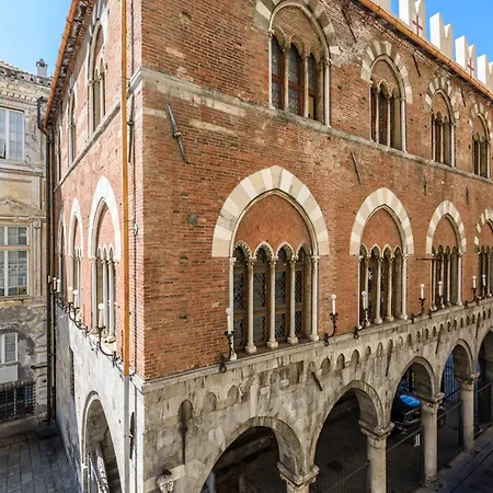 Imperial Luxury And Historical Frescoes In San Giorgio Apartment Genoa