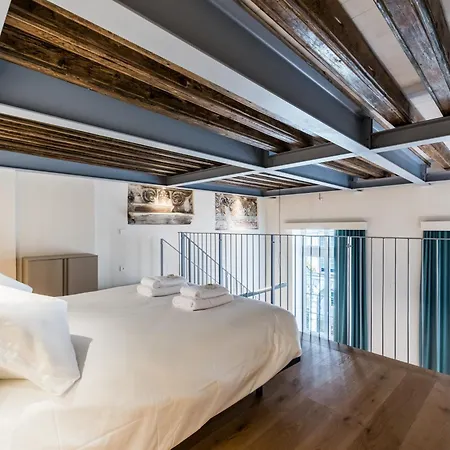 Imperial Luxury And Historical Frescoes In San Giorgio Apartman *